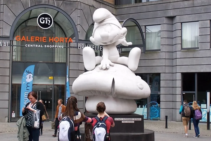 Estatua de los pitufos en Bruselas - El tour del cómic por Bruselas